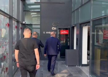 Gürsel Tekin CHP’nin Sarıyer’deki eski İl Başkanlığı binasında
