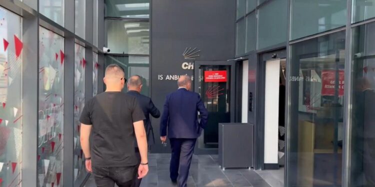Gürsel Tekin CHP’nin Sarıyer’deki eski İl Başkanlığı binasında