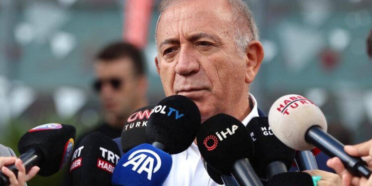 Gürsel Tekin sonunda isyan etti: Yeter, biz de insanız!