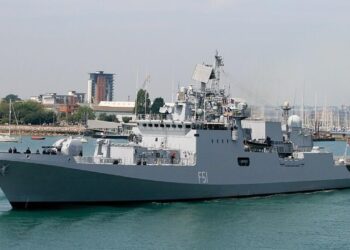 Hint savaş gemisi Güney Kıbrıs’a demirledi