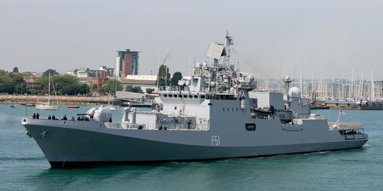 Hint savaş gemisi Güney Kıbrıs’a demirledi