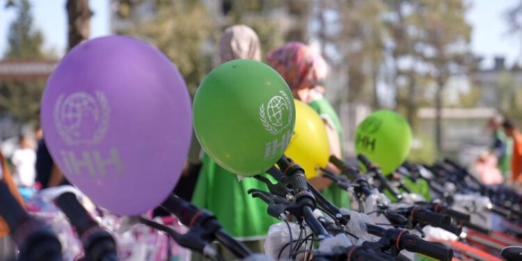 İHH’dan deprem bölgelerinde bin çocuğa bisiklet hediyesi