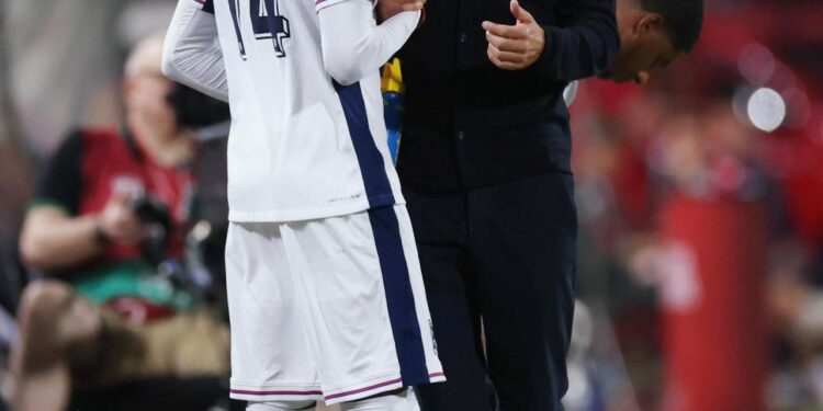 İngiltere Milli Takımı’nda tarihi an! Sahaya çıkan ilk Müslüman futbolcu oldu