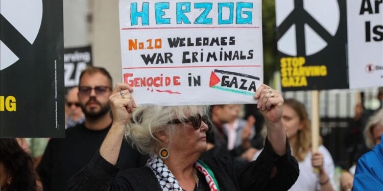 İsrail Cumhurbaşkanı Herzog Londra’da protesto edildi: Savaş suçlusu tutuklanmalı
