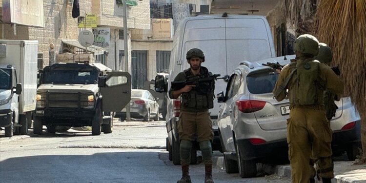 İsrail ordusu, Batı Şeria’nın El-Bire ve Nablus kentlerine baskın düzenledi