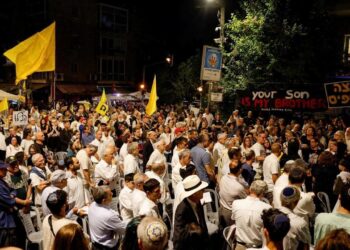 İsrailliler, ateşkes talebiyle Netanyahu’nun evinin önünde toplandı