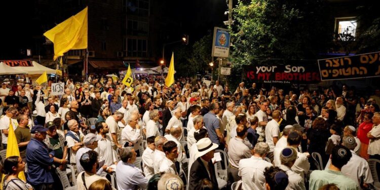 İsrailliler, ateşkes talebiyle Netanyahu’nun evinin önünde toplandı