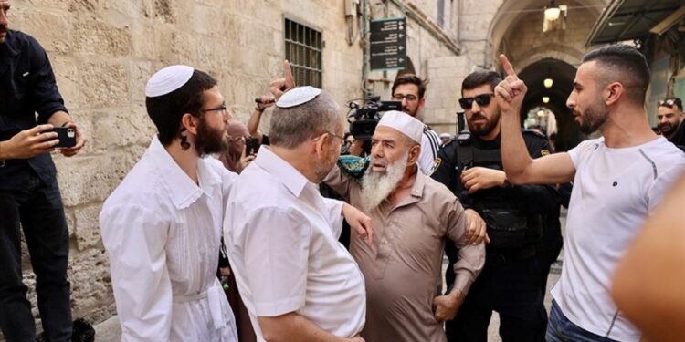 İsrailliler, Mescid-i Aksa’ya baskın düzenledi