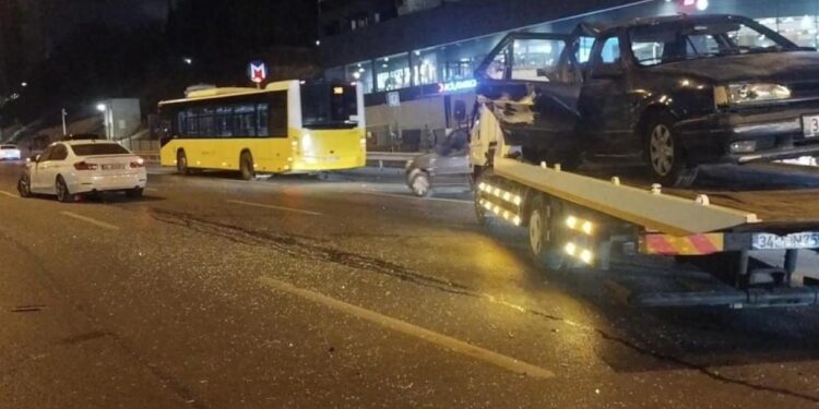 İstanbul’da D-100’de zincirleme kaza: 1 yaralı