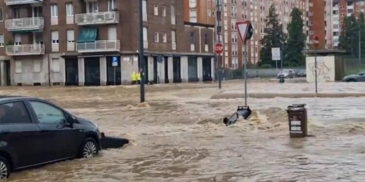 İtalya’da sağanak sele neden oldu! Caddeler göle döndü