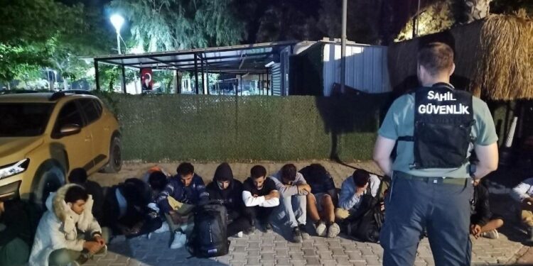 İzmir’de 14 düzensiz göçmen yakalandı