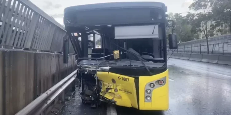 Otobüs bariyerlere çarptı, sürücü alkollü çıktı
