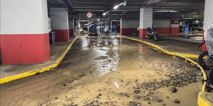 Kadıköy’de İSKİ’nin çalışması sırasında su borusu patladı