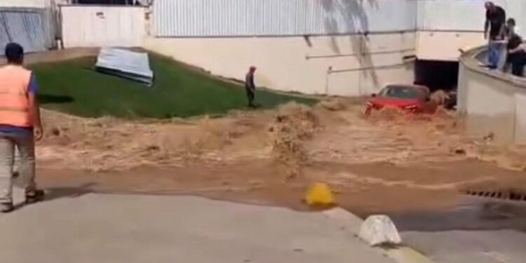 Kadıköy’de su borusu patladı: AVM otoparkı göle döndü