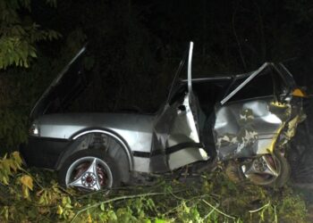 Kamyonet ile otomobil çarpıştı: 1 ölü, 8 yaralı