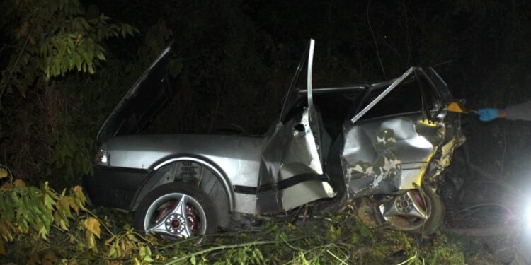 Kamyonet ile otomobil çarpıştı: 1 ölü, 8 yaralı