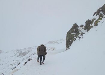 Kar kalınlığı 30 santimetreyi buldu! Sürüsüyle mahsur kalan çoban kurtarıldı