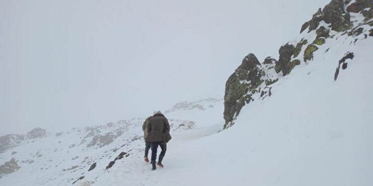 Kar kalınlığı 30 santimetreyi buldu! Sürüsüyle mahsur kalan çoban kurtarıldı