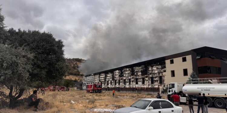 Kayseri’de mobilya fabrikasında yangın