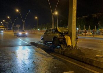 Klasik otomobil direğe saplandı