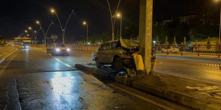 Klasik otomobil direğe saplandı
