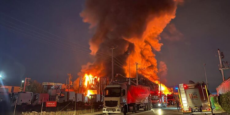 Kocaeli’de lojistik deposunda yangın
