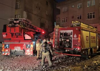Küçükçekmece’de 6 katlı binanın çatısındaki yangın korkuttu