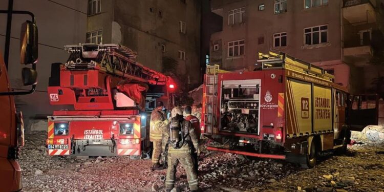 Küçükçekmece’de 6 katlı binanın çatısındaki yangın korkuttu
