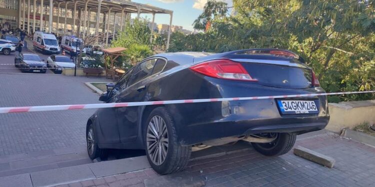 Küçükçekmece’de sürücü fark etmediği merdivenlerde asılı kaldı