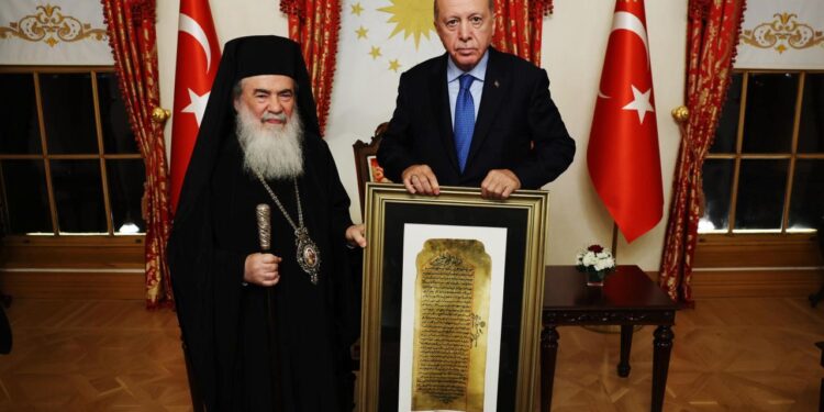 Kudüs Rum Ortodoks Patriği Giannopoulos’tan Cumhurbaşkanı Erdoğan’a anlamlı hediye