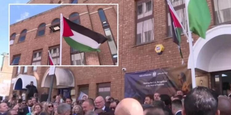 Londra’da Filistin elçiliği açıldı