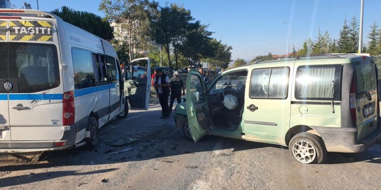 Manisa’da öğrenci servisi kaza yaptı! Yaralılar var!
