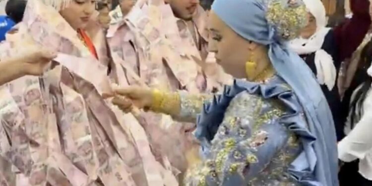 Mardin’de aşiret düğünü: Paradan kıyafet yaptılar