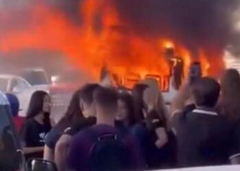 Mersin’de korku dolu anlar: Öğrenci servisi yandı!