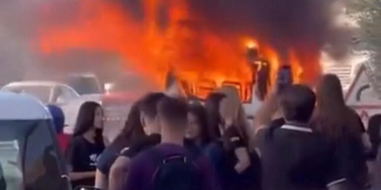 Mersin’de korku dolu anlar: Öğrenci servisi yandı!