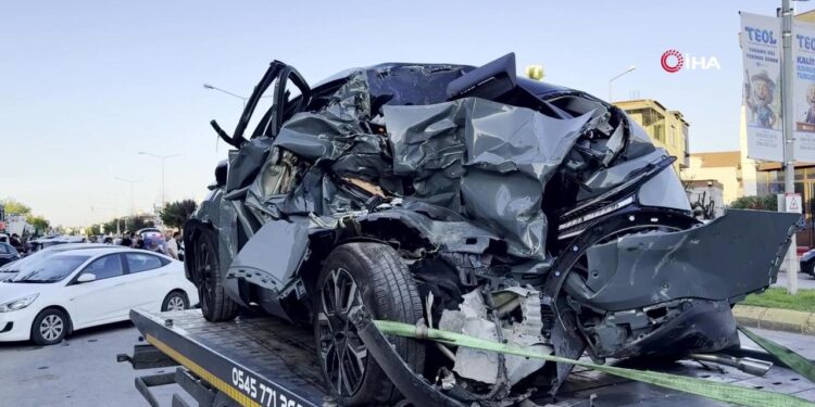 Mikserin çarptığı otomobil 4 aracı biçti, 2 çocuk yaralandı