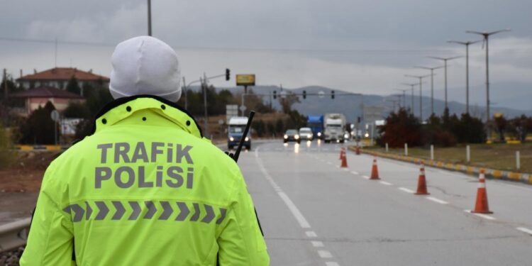 Milyonlarca sürücüye uyarı: Bu ayakkabıyla trafiğe çıkan yandı!