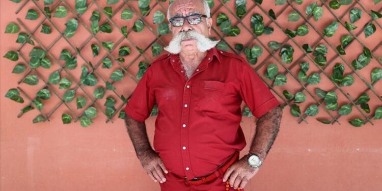 Nevşehir’in “renkli pala”sı 50 yıldır tek renkli giysilerle geziyor