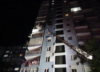 Ocakta unutulan yemek 15 katlı apartmanı tahliye ettirdi