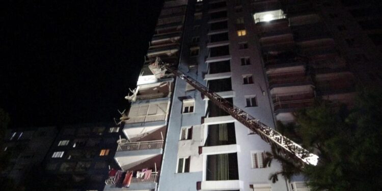 Ocakta unutulan yemek paniğe neden oldu! Apartman tahliye edildi