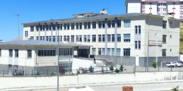 Okulun aylardır hem suyu hem de elektriği yok