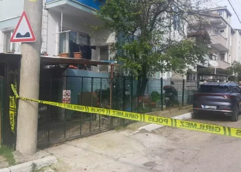 Eşini oturma odasında vahşice katletti