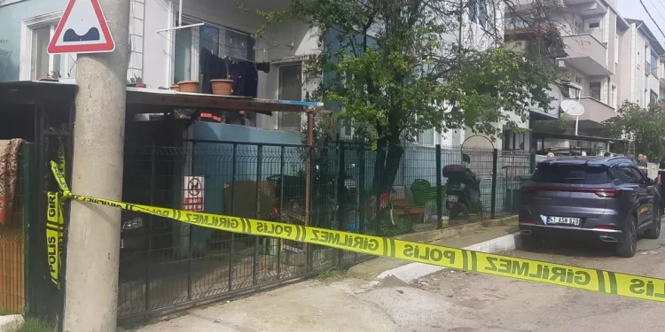 Eşini oturma odasında vahşice katletti