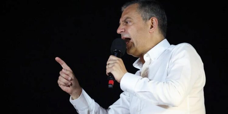 Özgür Özel yine İngilizlere koştu: Türkiye’yi hem şikayet hem tehdit etti!