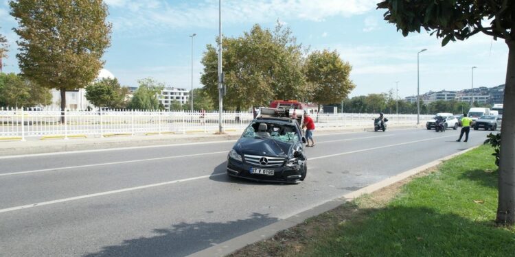 Pendik Sahil Yolu’nda kaza: Lüks otomobil takla atarak devrildi