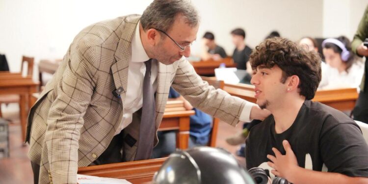 Pendik’te eğitim müjdesi: Üniversiteyi kazanan gençlere 15 bin TL verilecek!