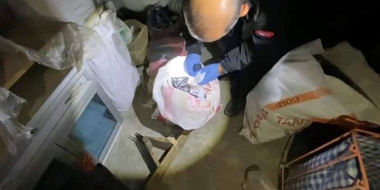 Polisten uyuşturucu baskını: Çatı katında 15 bin hap ele geçirildi