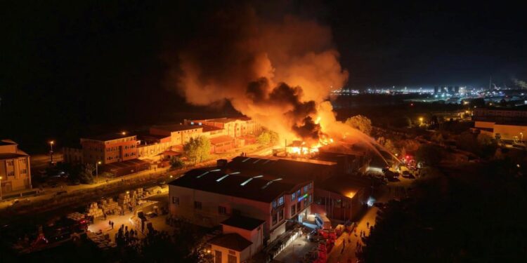 Samsun’da fabrika yangını havadan görüntülendi