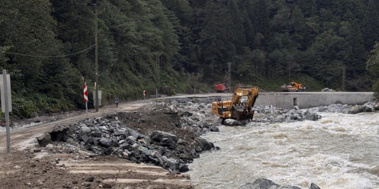 Sel nedeniyle kapanan Çamlıhemşin-Ayder yolu yeniden ulaşıma açıldı