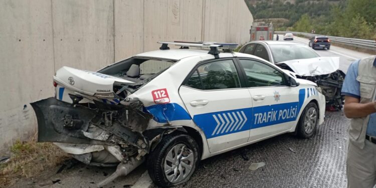 Son dakika: Polis aracına otomobil çarptı: 2’si polis 8 yaralı
